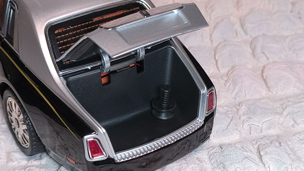 Метална кола Rolls Royce Phantom,1:18 , чисто нова