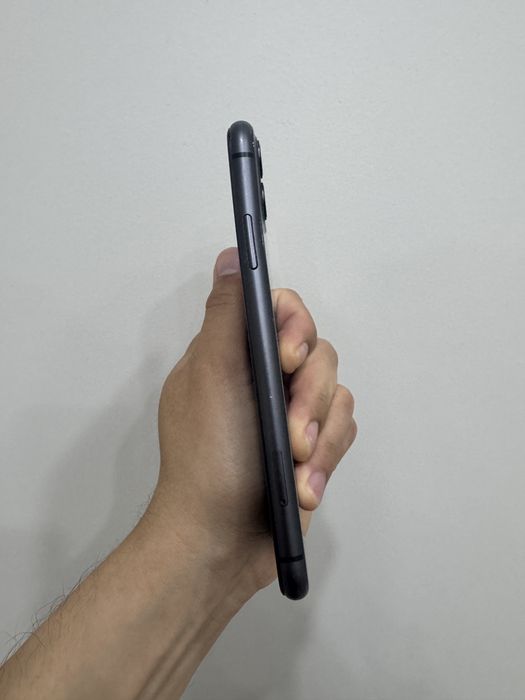 iPhone 11 64Gb выключается