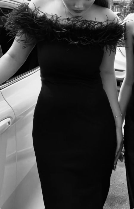 Элегантное вечернее платье с перьями и разрезом