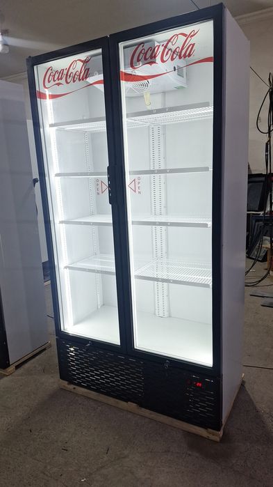 Новые фирменные витринные холодильники  DEVI. 1000литр объем.