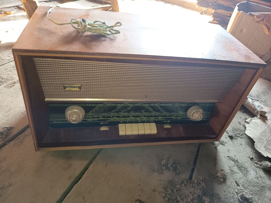 Vând radio vechi ani 60 perfect pentru colecționari
