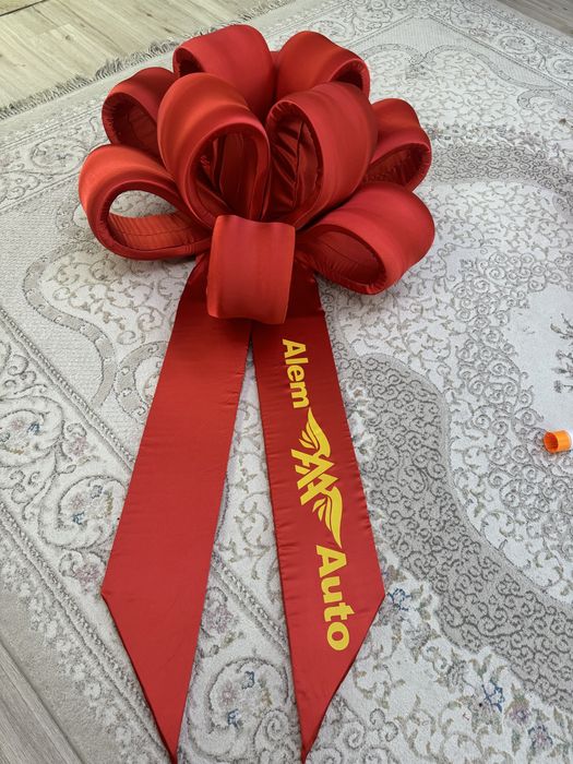 Подарочные бантики на автомобиль