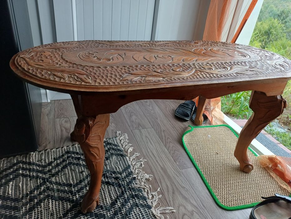 Masuta si oglinda  sculptate manual in lemn masiv