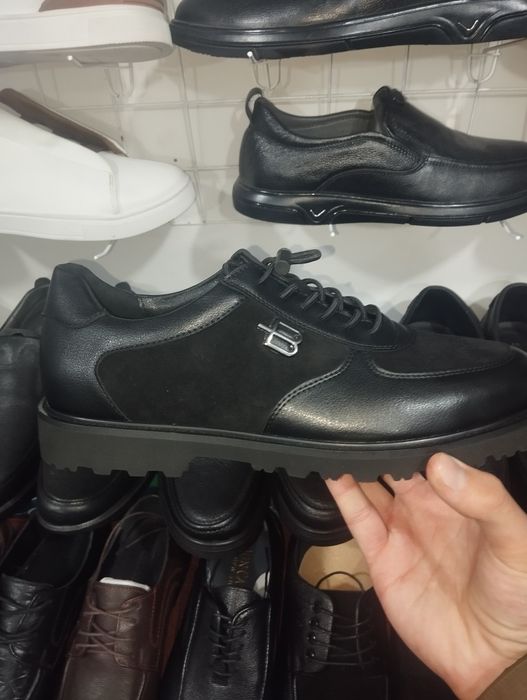 Moviy DOS uslubidagi poyabzallar.