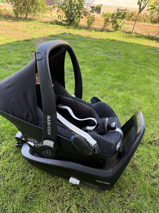 Детско столче за кола Maxi-Cosi Pebble Plus + ISOFIX база