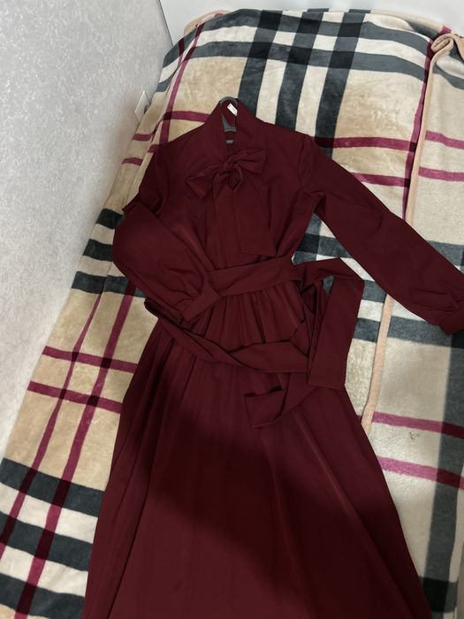 Элегантное бордовое платье