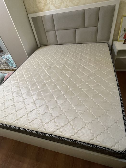 Двухспальная кровать вместе с матрасом