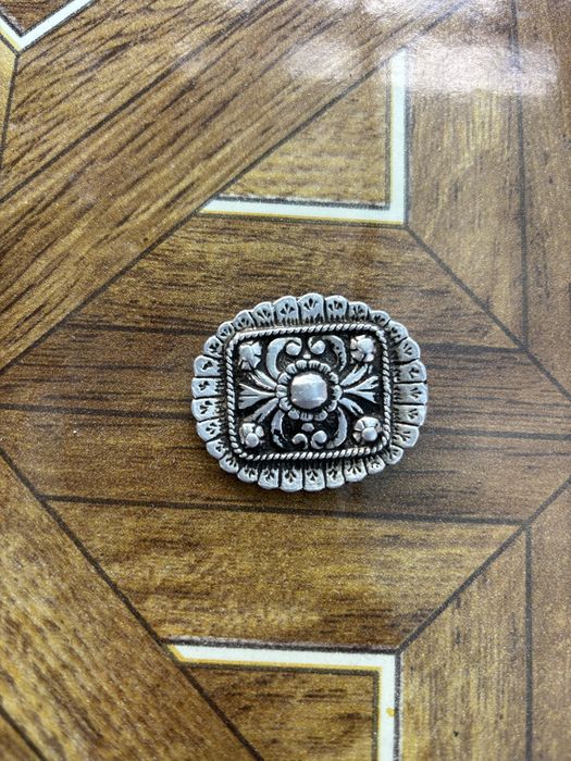 Посребрена ретро брошка