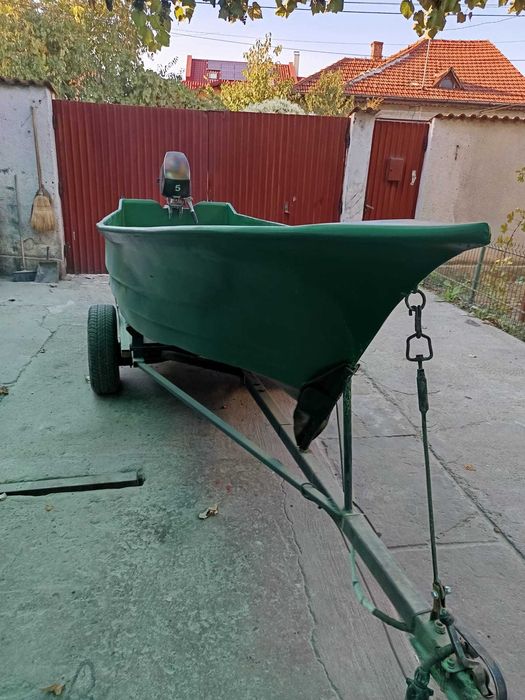 Vand barca de agrement si pescuit cu motor