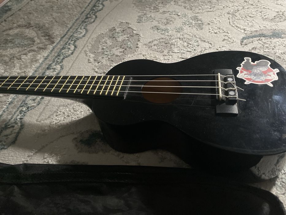Укулеле черная в хорошем состояний