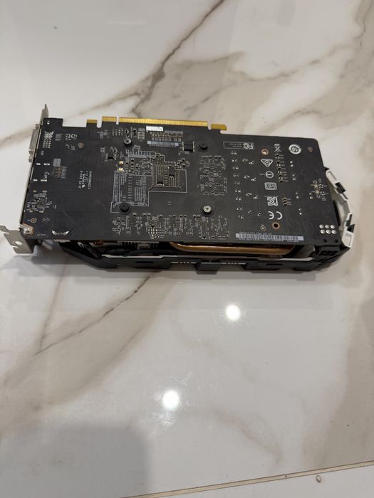 Продавам видеокарта 1060 на MSI