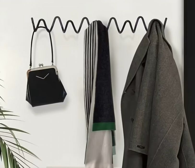 Метална артистична закачалка за дрехи 60см