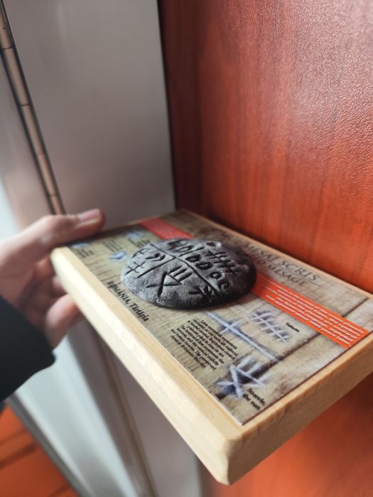 Tăblița de la Tărtăria ( Reproducere ) Primul mesaj scris !