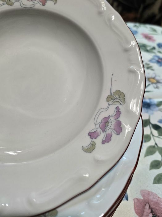 Порцеланови чинии "Изида" с бароков релеф
8 бр. дълбоки, 
6 бр. плитки