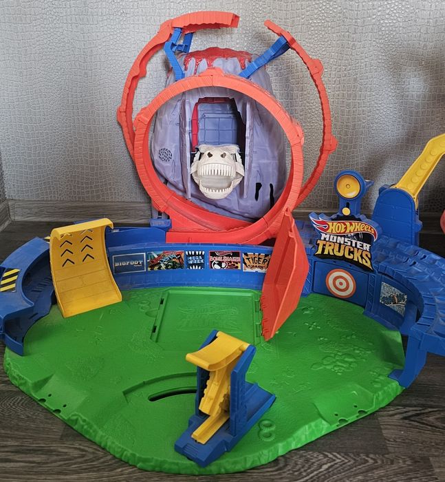 Продам детский трек Hot Wheels