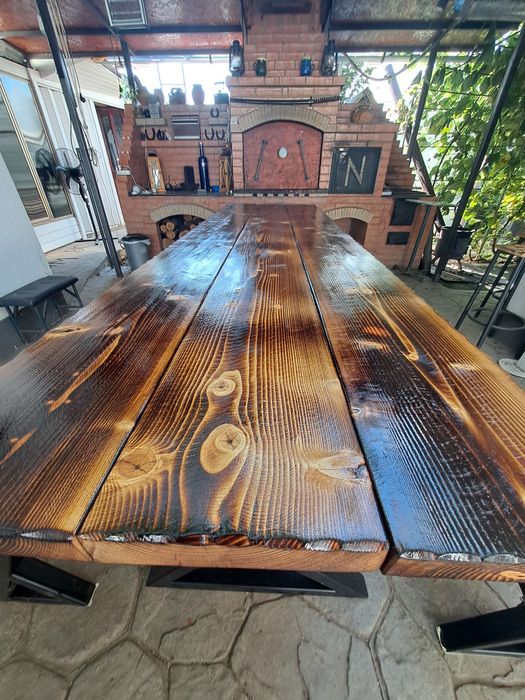 Masa cu bănci din fier și lemn.