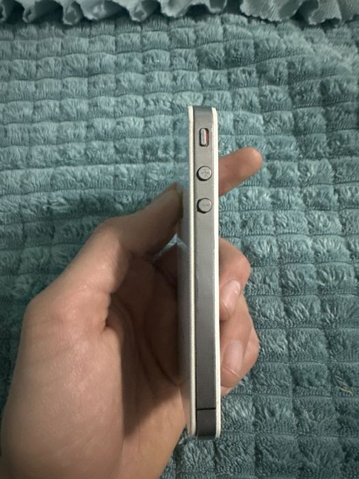 Iphone 4s ideal faqat krishka siniq holos