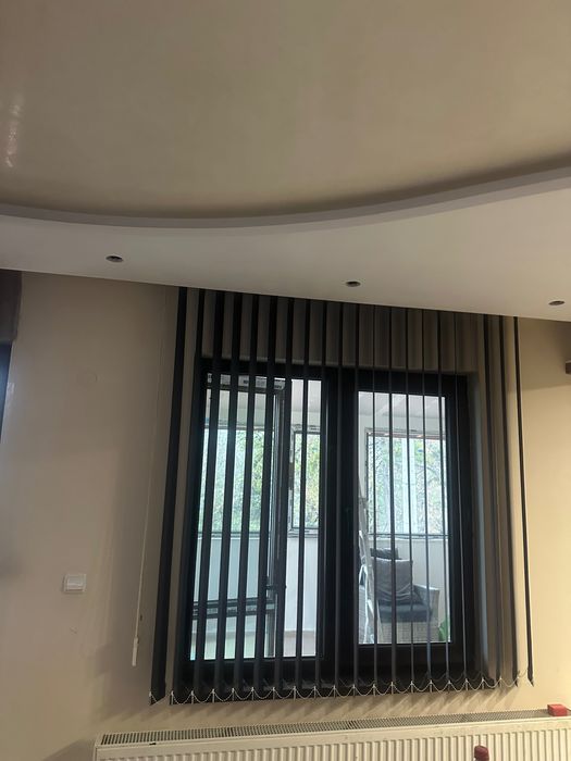 Черна Вертикална щора