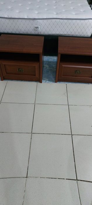 Кровать, стол, тумбы