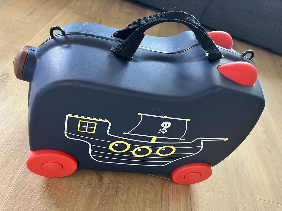 Детски куфар с колела