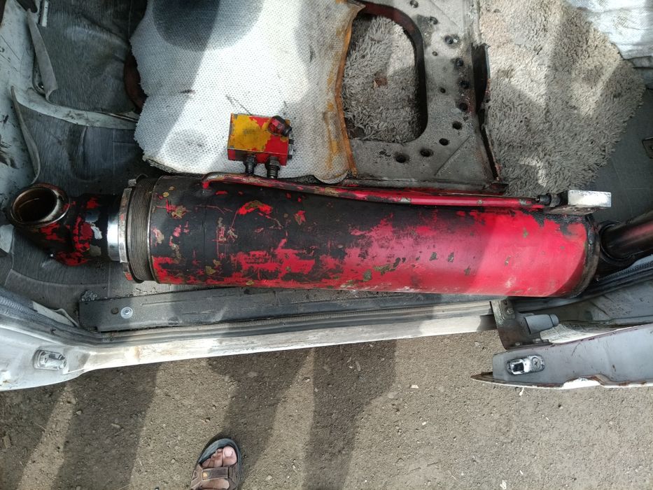 Цилиндр подъёма стрелы.