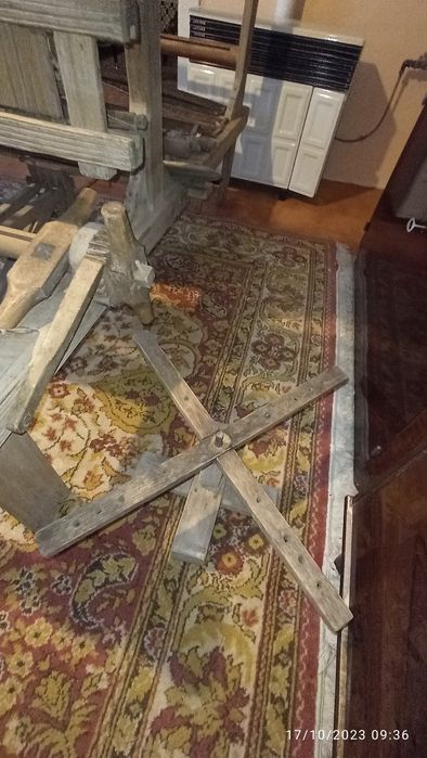 Vând război de țesut vechi