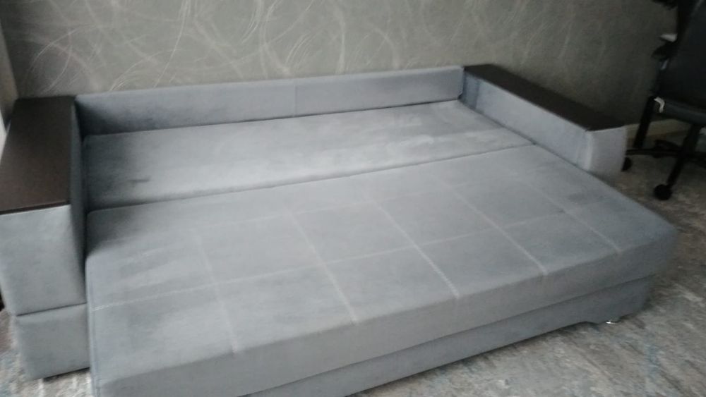 Диван , палас , партьеры