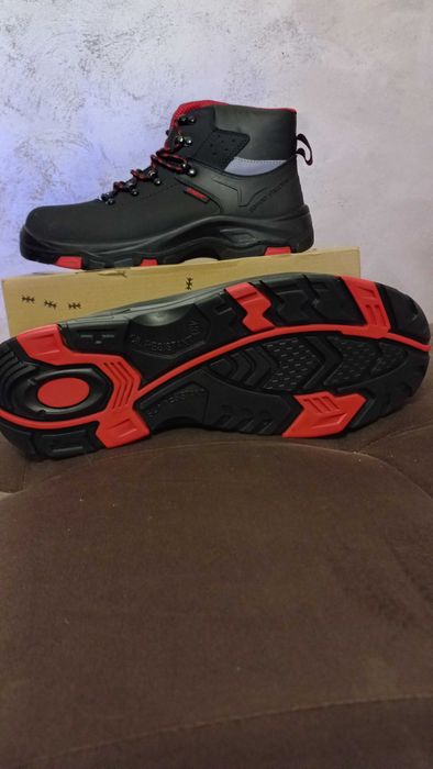 Работни обувки с бомбе