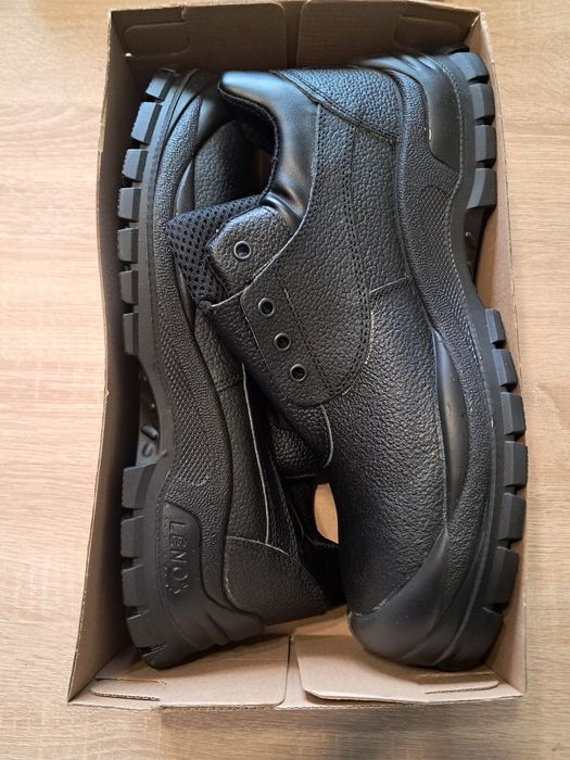 Работни обувки         .