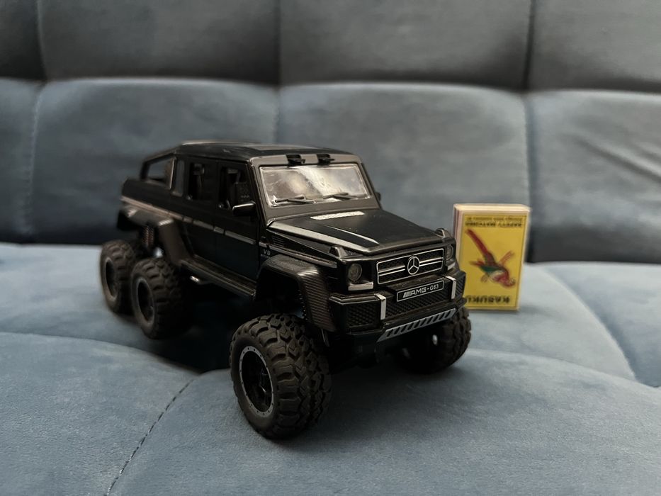 Продам металлическую машинку гелентваген