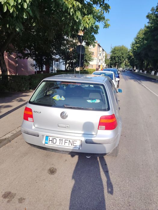 Vand sau schimb Golf 4 1.4 16v fara rugina