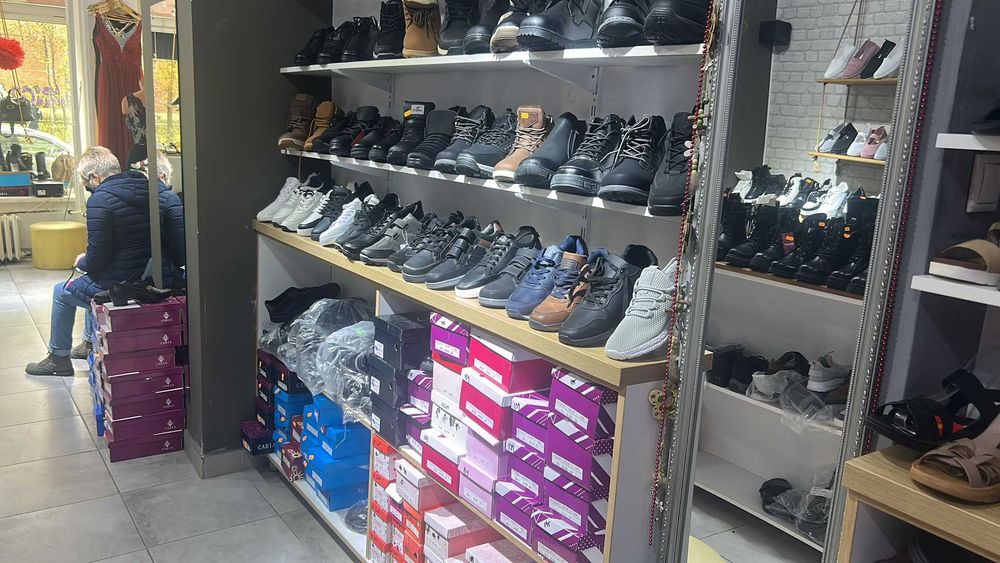 mobilier pentru magazin in stare foarte buna [birou , polite, mobilier