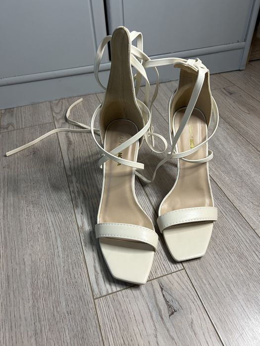 Дамски обувки на висок ток