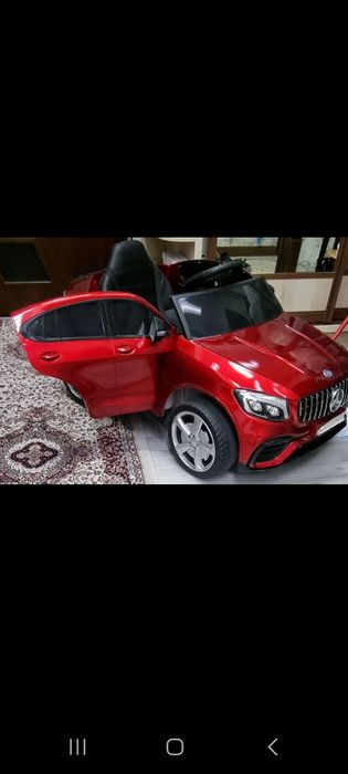Детская машина на пульт управлении, почти новая,горят фары,мелодия