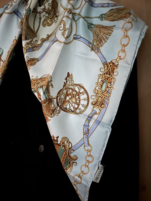 Копринени шалове - аксесоар към всяка дреха