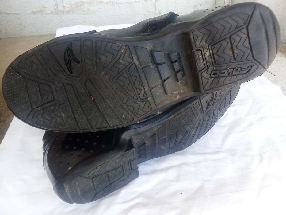 Яке две каски и два чифта мото ботуши