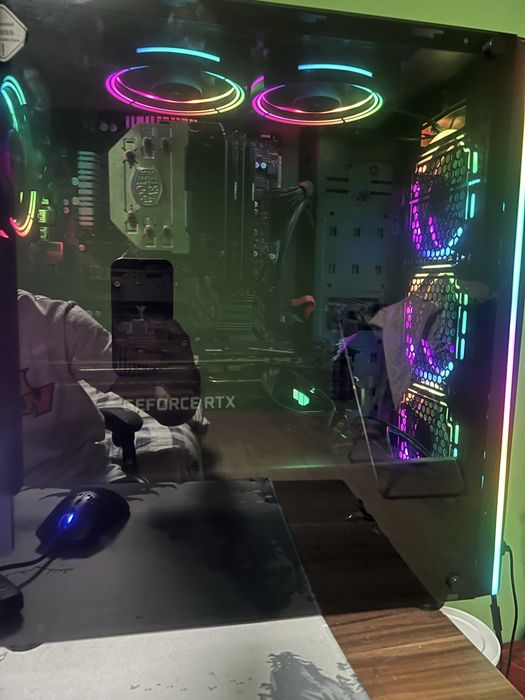 Компютър със два монитора