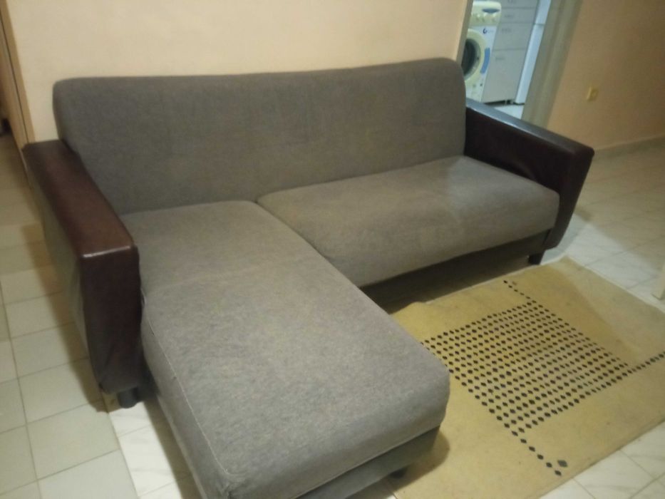 Продавам сив диван