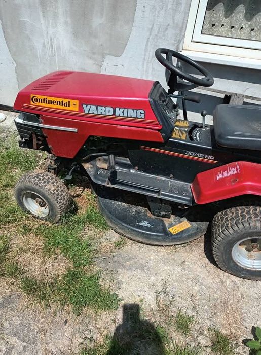 Tractoras tuns iarba