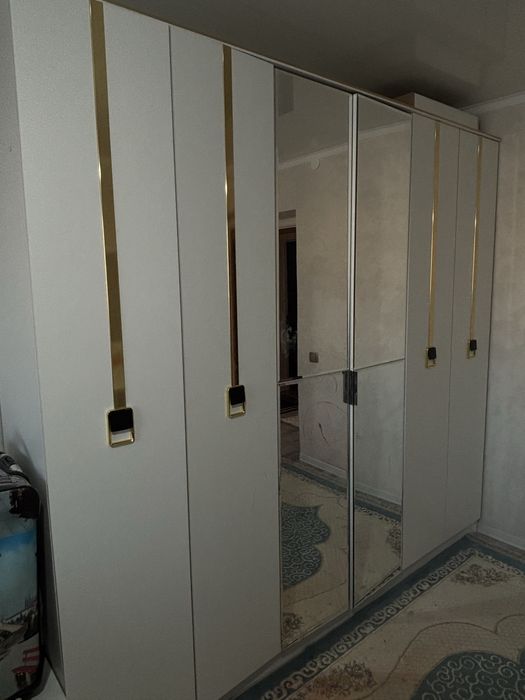 Продам большой шкаф