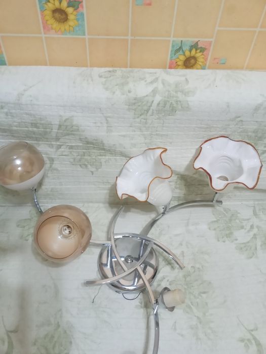 Продам оригинальную 6 ражковую люстру