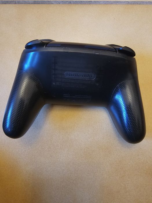 Nintendo Switch Pro Controller original, in stare foarte buna, perfect functional.