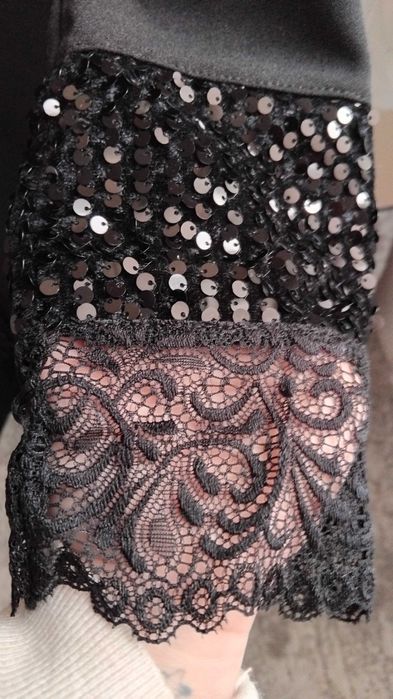 Черна елегантна рокля с цип и дантела