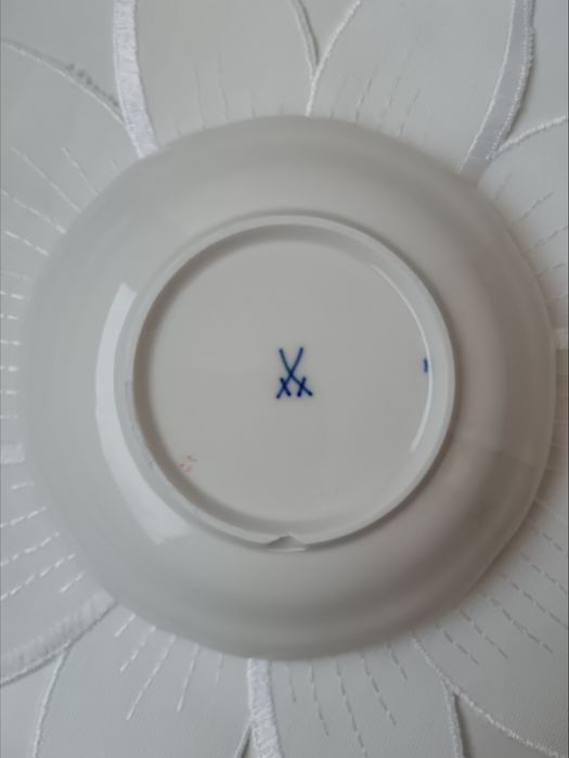 Meissen, чинийка/купичка, маркировка кръстосани мечове