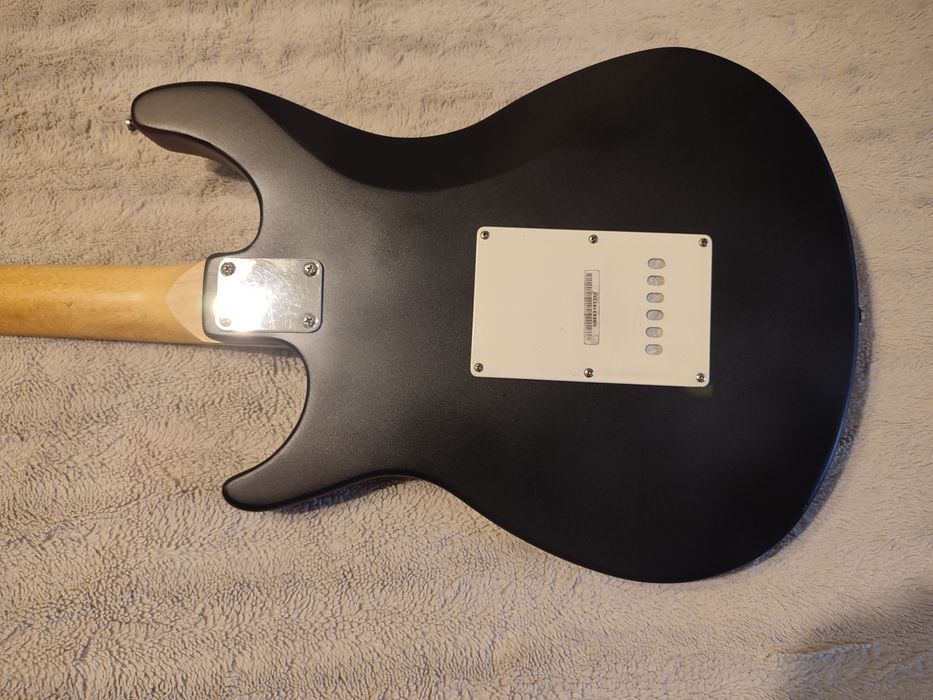 Електрическа китара Behringer Super Strat style в отлично състояние.
