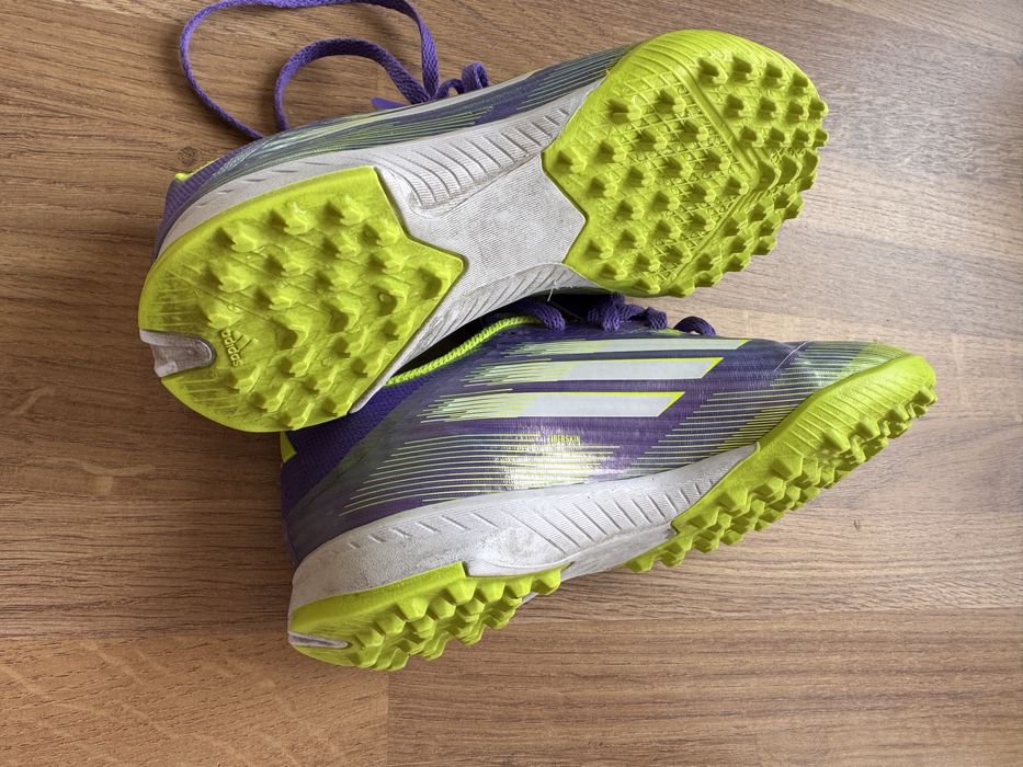 Adidasi adidas f50 mov de copii nr 34 ca și noi folosiți maxim de 3 ori  Copilul  s a lăsat de fotbal  Crampoanele sunt impecabile  149 Ron