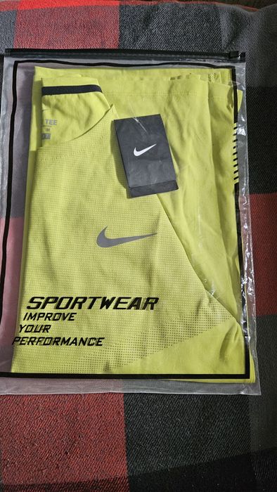 Продам футболку Nike