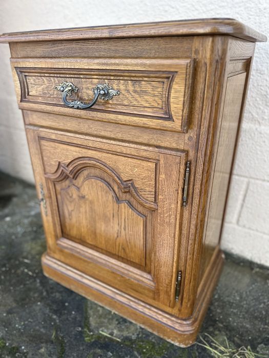Ретро нощно шкафче / малък шкаф от масивно дърво