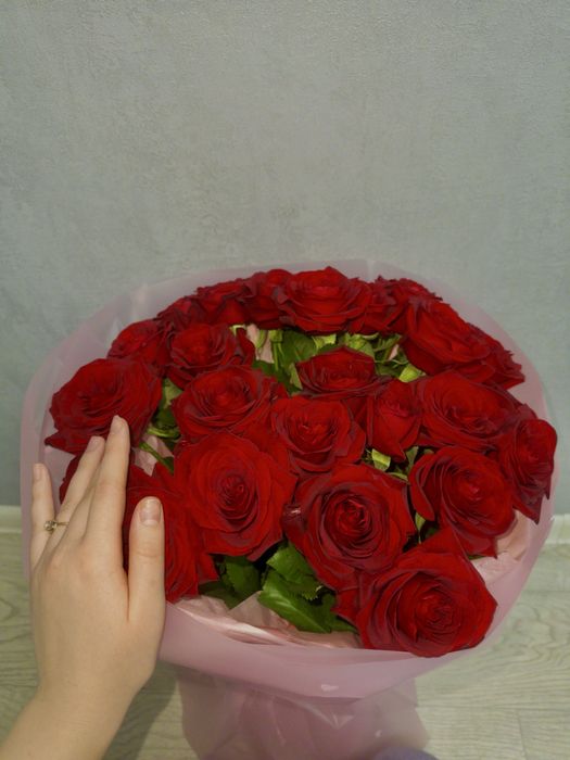 Роскошный букет из алых роз 25шт