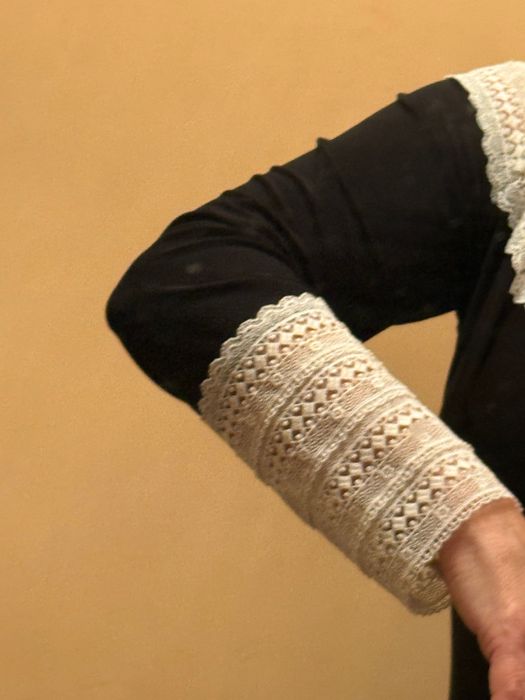 Черна рокля с дантела тип брюкселска.